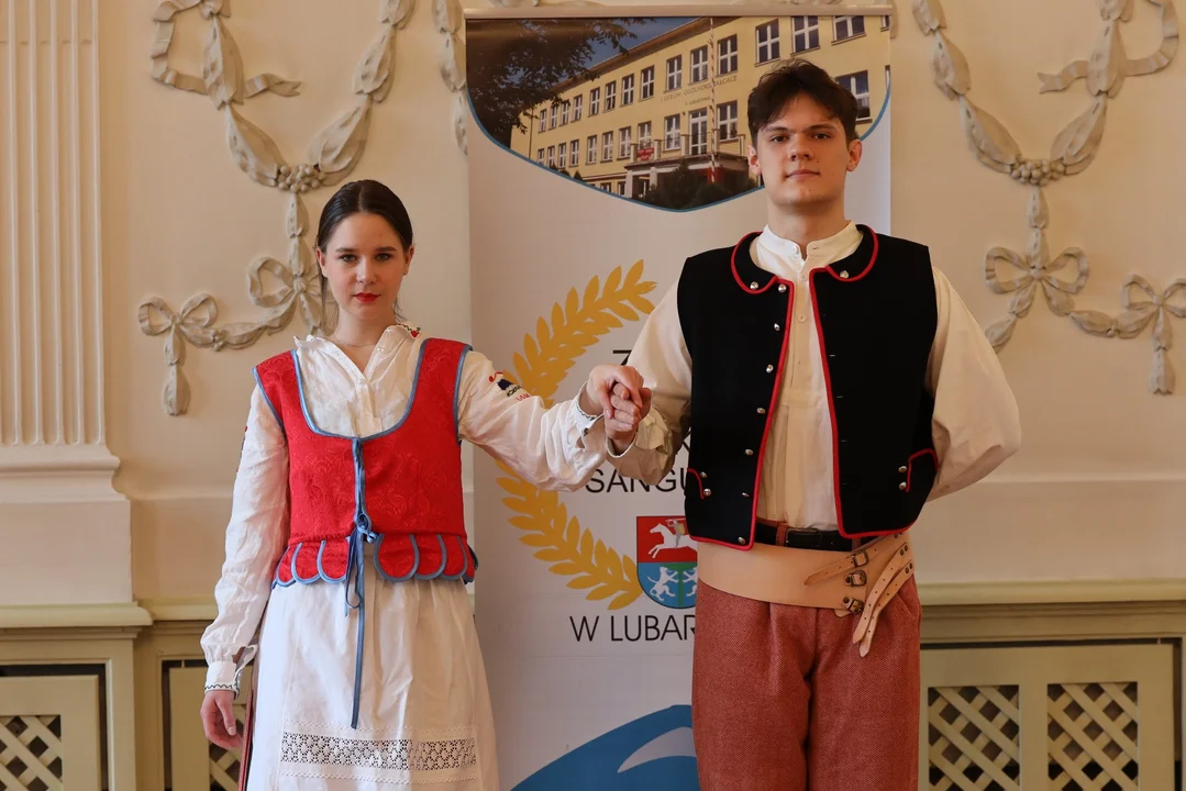 Uczniowie z Chopina zatańczyli poloneza w lubartowskim starostwie