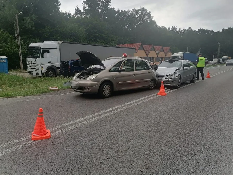 Powiat radzyński: Trzy osoby w szpitalu po zderzeniu osobówek