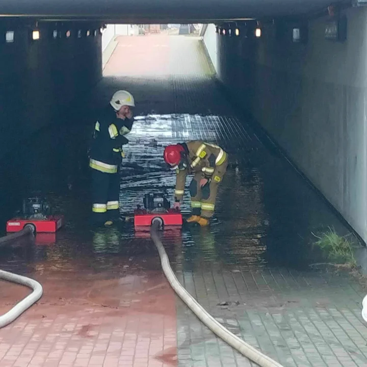 Ulice Łukowa pod wodą. Tunel na ul. Międzyrzeckiej zalany - Zdjęcie główne