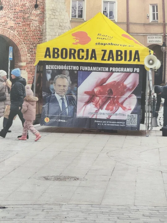 Lublin: Drastyczne zdjęcia ofiar aborcji obok zdjęcia premiera Tuska. Marta Wcisło alarmuje RPO