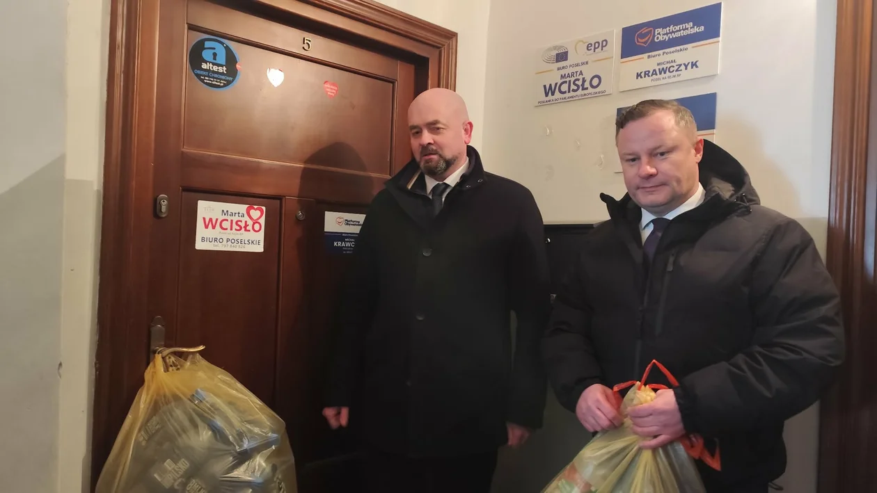 Poseł Pejo: "Z Polaków robi się śmieciarzy". Konfederacja o systemie kaucyjnym, zostawiła worki z butelkami pod biurami KO i PiS