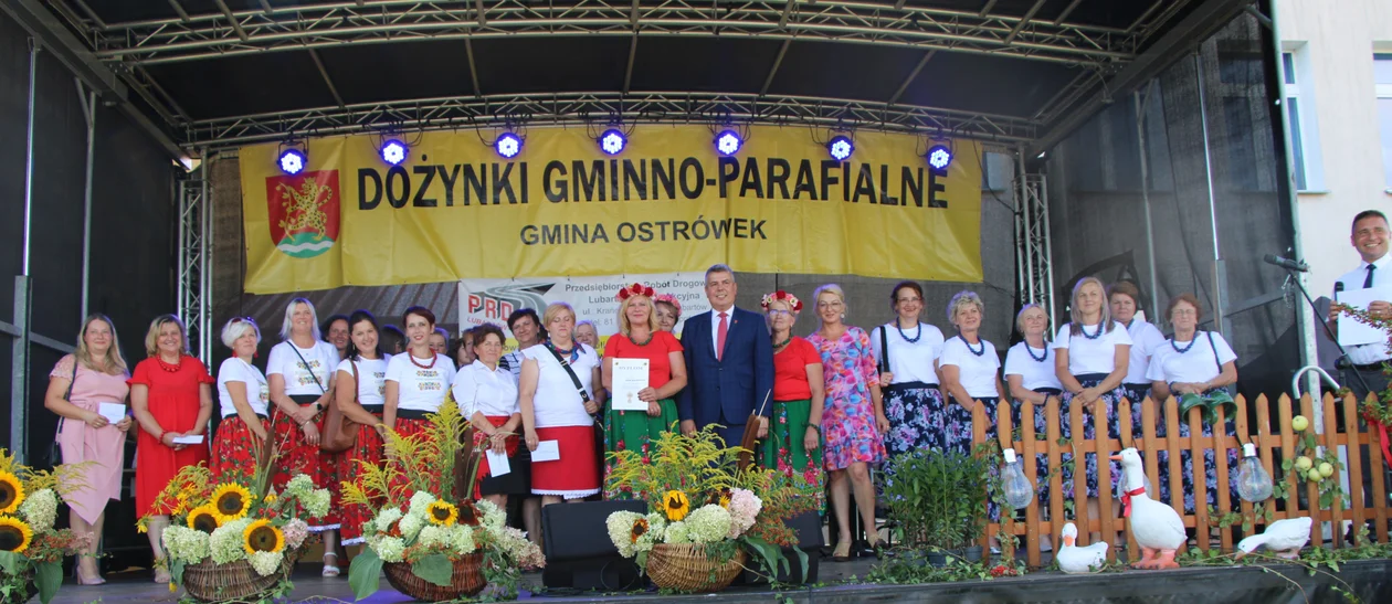 Wieniec z Kamienowoli pojedzie do Uścimowa. Dożynki gminno - parafialne w Ostrówku (zdjęcia) - Zdjęcie główne