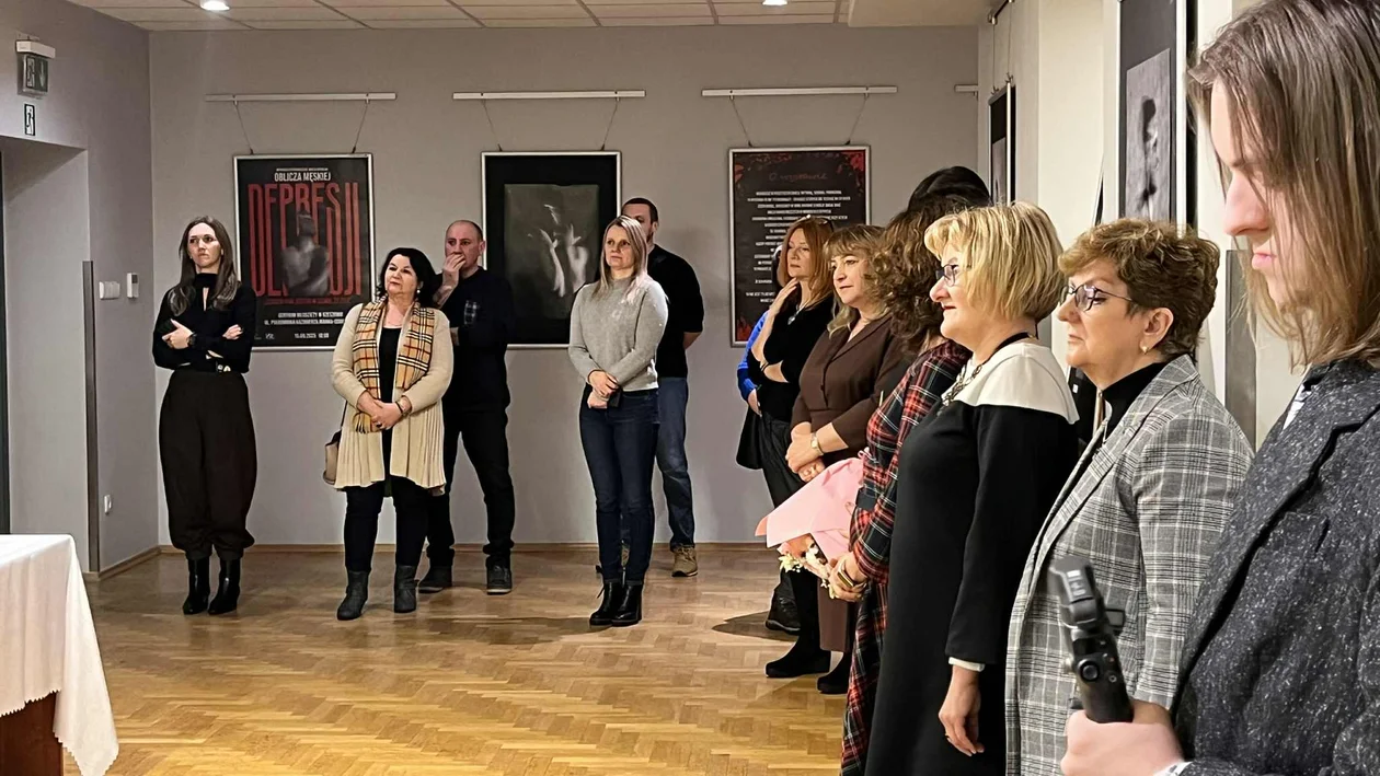 Męskie twarze ciszy. W BCK otwarto wystawę, która nie daje spokoju (foto) - Zdjęcie główne