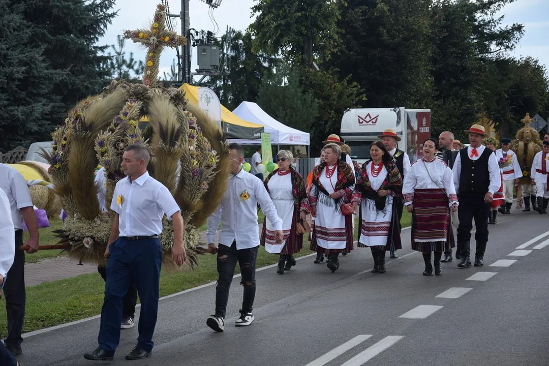 Dożynki Powiatowe w Drelowie 2023. Korowód i prezentacja wieńców