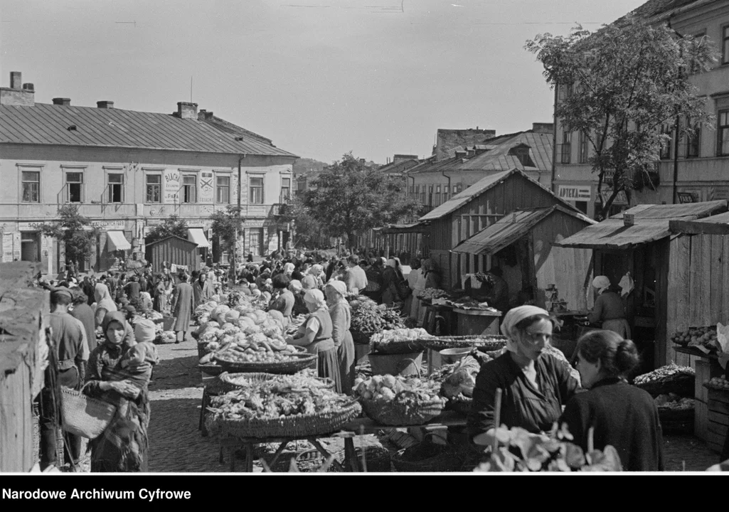 Lublin. To miejsce tętniło kiedyś życiem. Targ przy ulicy Świętoduskiej. Zobacz archiwalne zdjęcia z pierwszej połowy XX wieku! - Zdjęcie główne