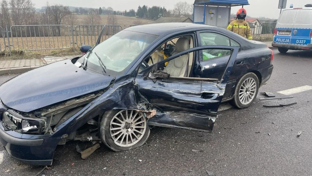 Województwo lubelskie: Kierowca zasłabł za kierownicą. Zderzył się czołowo z innym autem