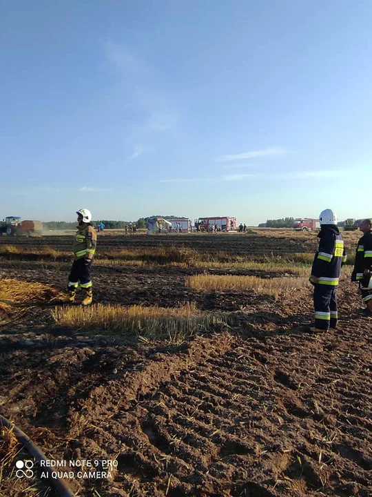 W gminie Serokomla płonęła prasa belująca i ściernisko