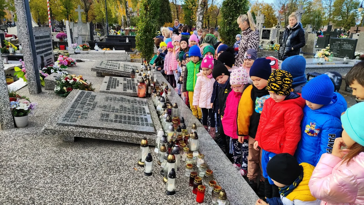 Przedszkolaki z łukowskiej Jedynki z wizytą na cmentarzu