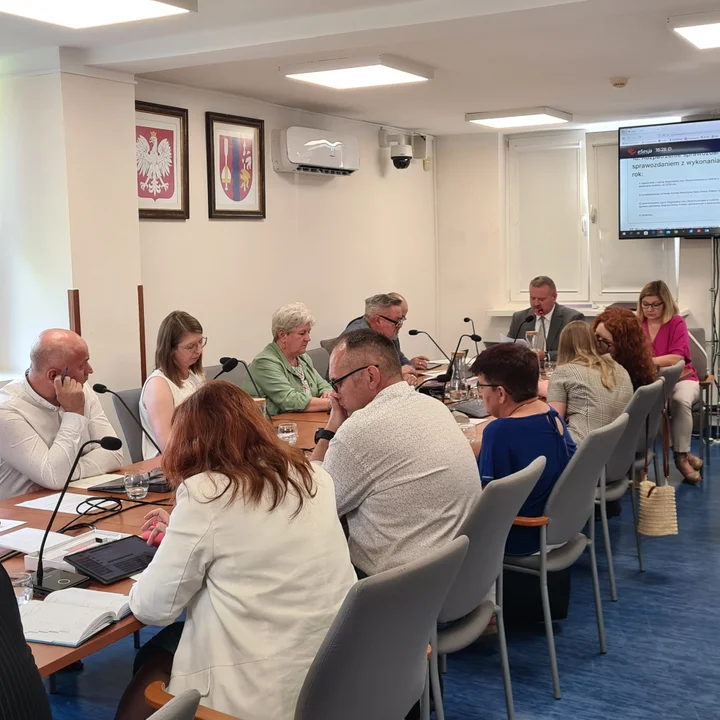 Wotum zaufania i absolutorium dla wójta Kamila Lewandowskiego. Rada Gminy Puławy z pozytywną oceną działań samorządu