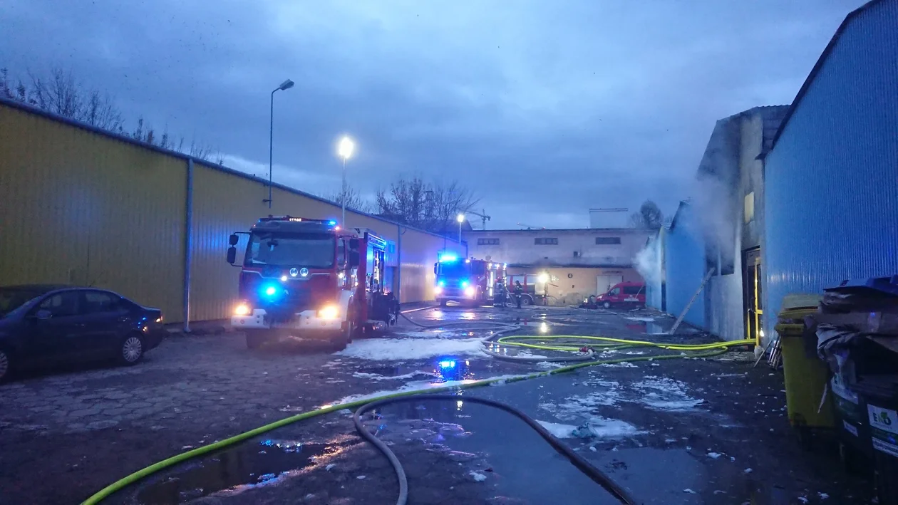 Lublin: Pożar magazynu przy ul. Łęczyńskiej. Ogień pomagał gasić m.in. robot