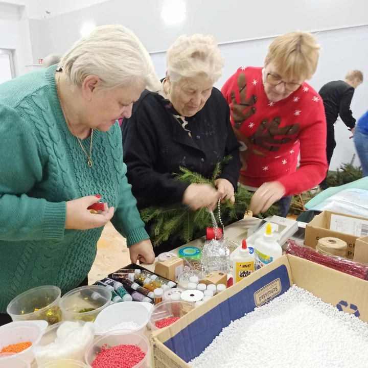 Seniorzy z gminy Trzebieszów zrobili świąteczne stroiki