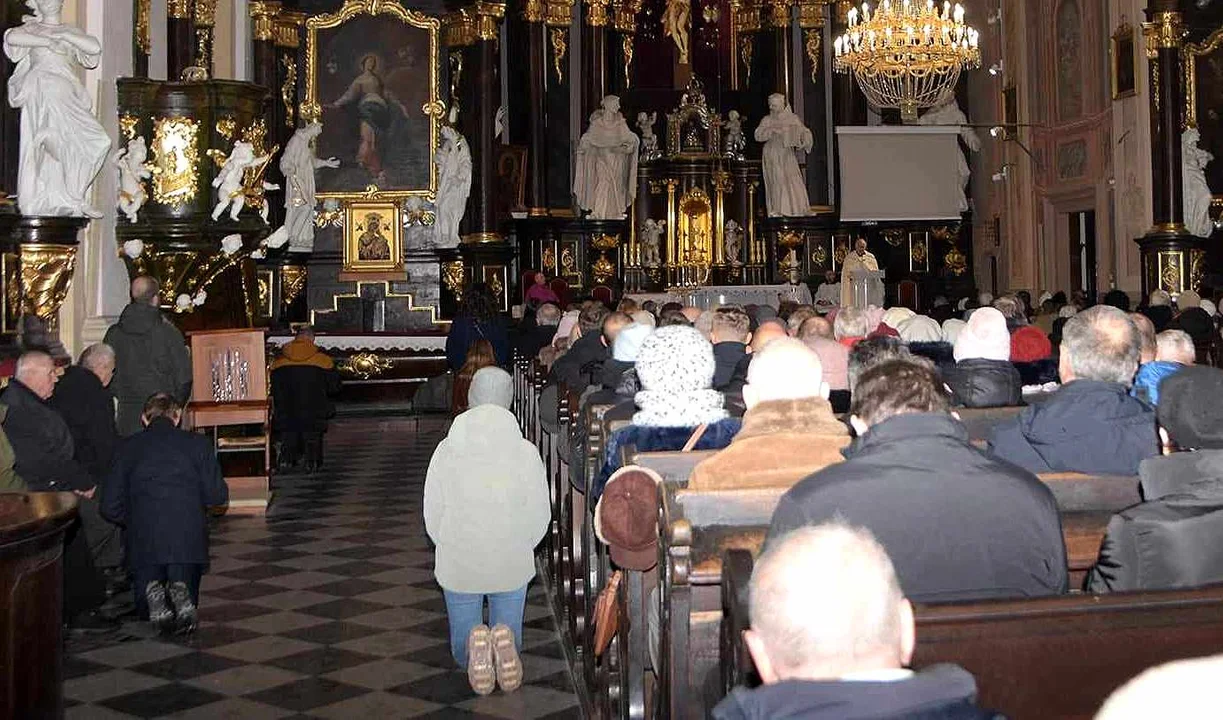 Biskup Grzegorz Suchodolski odwiedził Parafię Podwyższenia Krzyża Św. Ingres Biskupa z plebanii do kościoła i msza święta