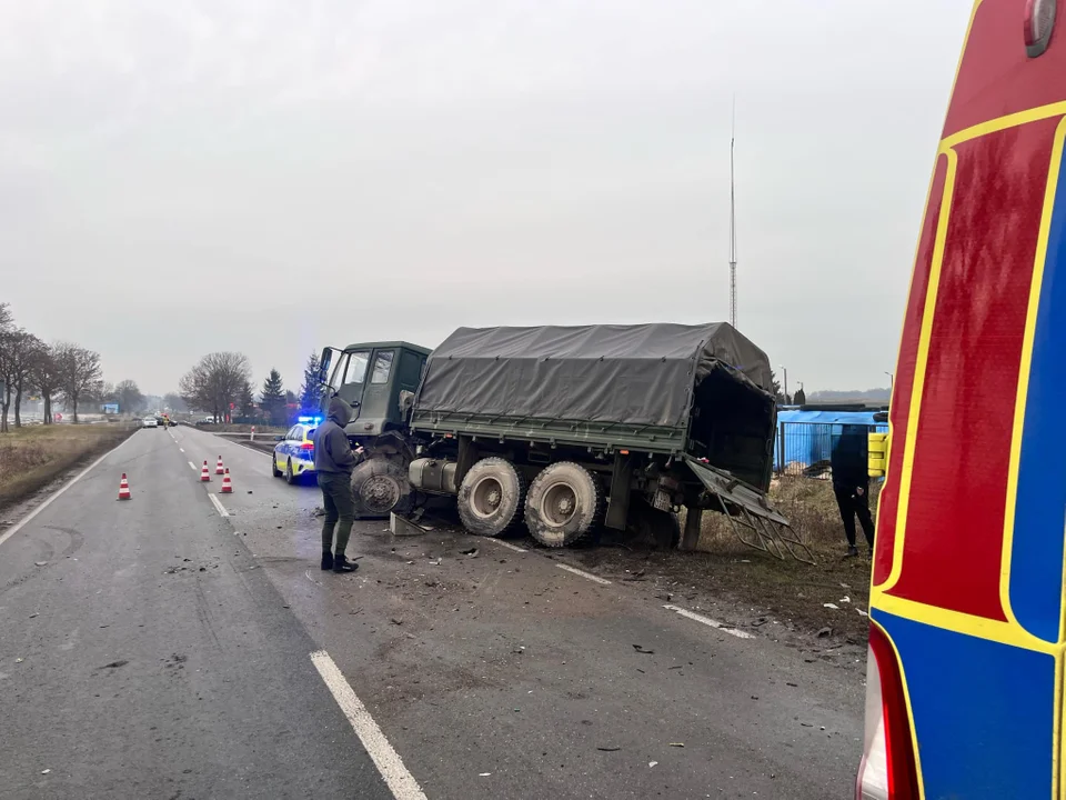 Lubelskie: Osobówka zderzyła się z wojskowym pojazdem