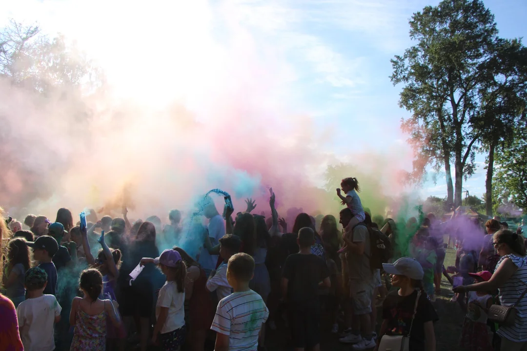 Zabawa z proszkiem Holi w parku w Lubartowie (zdjęcia) - Zdjęcie główne