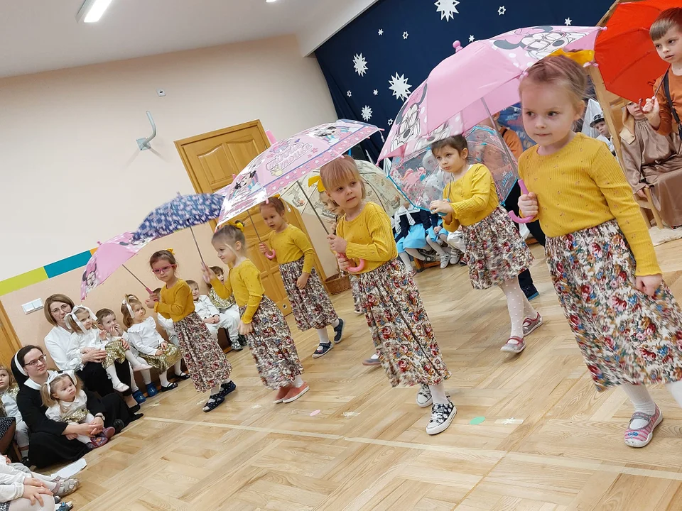 Jasełka w Przedszkolu Sióstr Nazaretanek w Łukowie (ZDJĘCIA). Dla babć i dziadków z okazji ich styczniowego święta