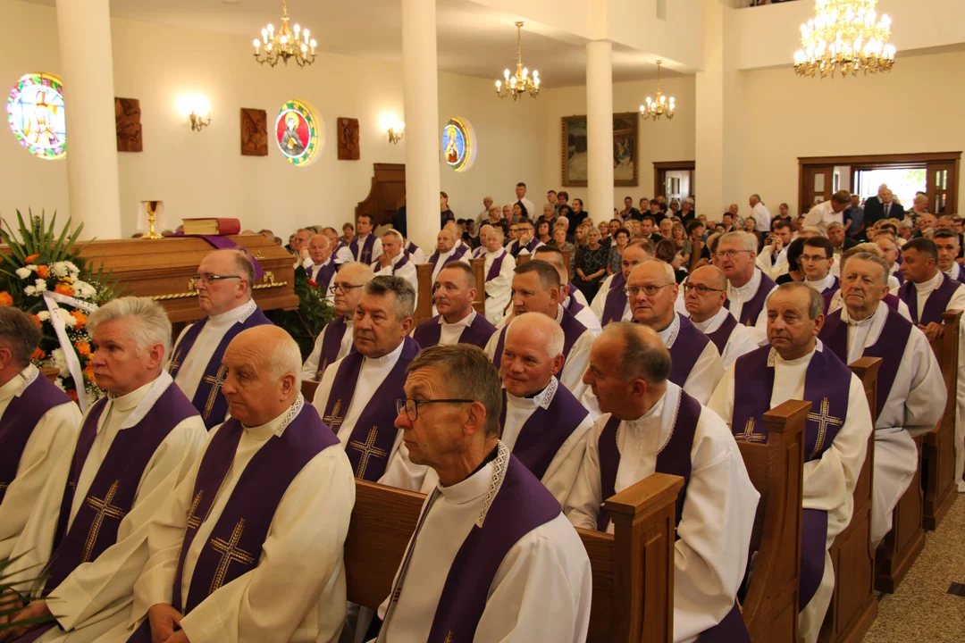 Pogrzeb Ks. Zbigniew Hackiewicz. Proboszcza parafii w Jedlance pożegnała setka duchownych