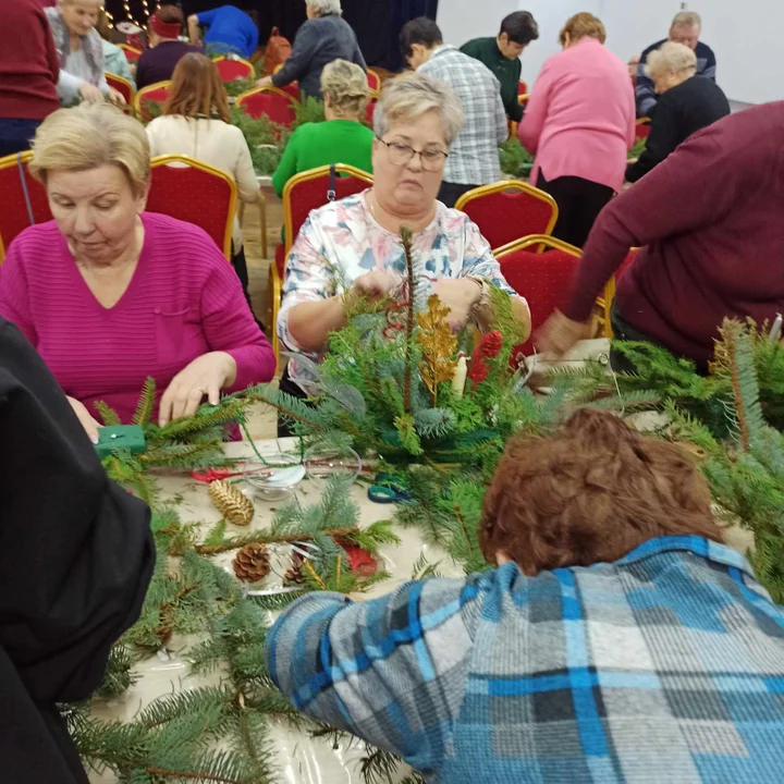 Seniorzy z gminy Trzebieszów zrobili świąteczne stroiki