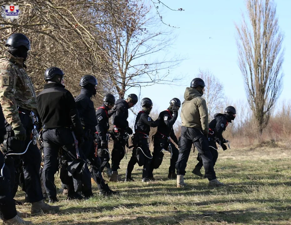 Ćwiczenia z policyjnym śmigłowcem. Swoje umiejętności przetestowali lubelscy kontrterroryści