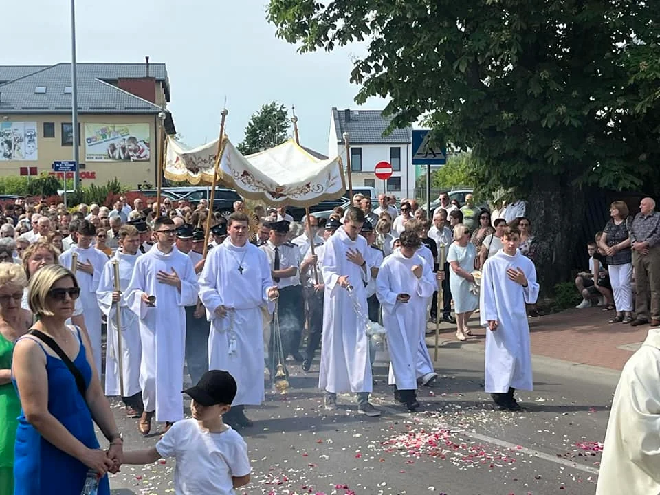 Parafianie z parafii NMP Matki Kościoła w Łukowie świętowali Boże Ciało [ZDJĘCIA, CZĘŚĆ I] - Zdjęcie główne