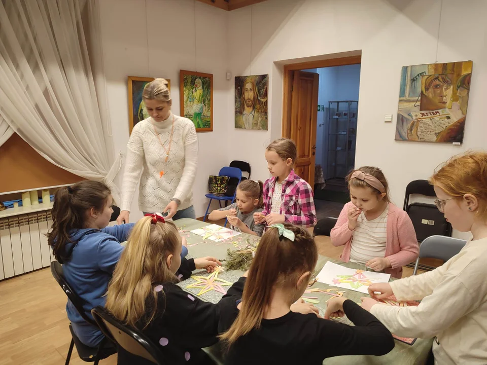 ŁUKÓW Warsztaty Bożonarodzeniowe w Muzeum Regionalnym.(ZDJĘCIA) Robią ozdoby z kolorowego opłatka