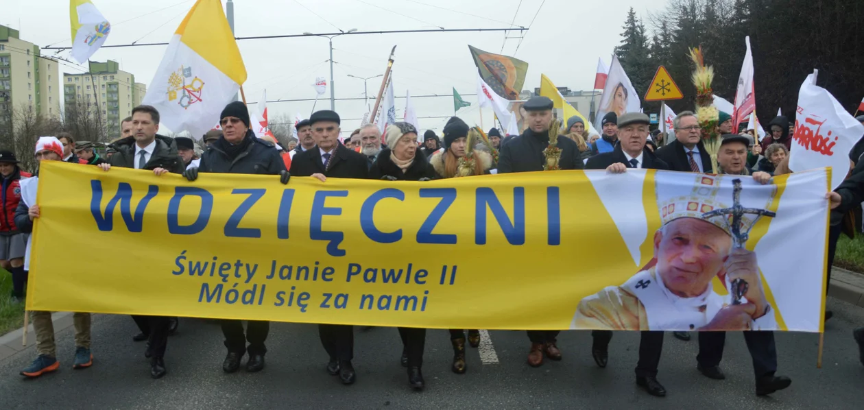 Lublin: Tysiące ludzi wyszło na ulice. Żeby bronić Jana Pawła II [ZDJĘCIA] - Zdjęcie główne