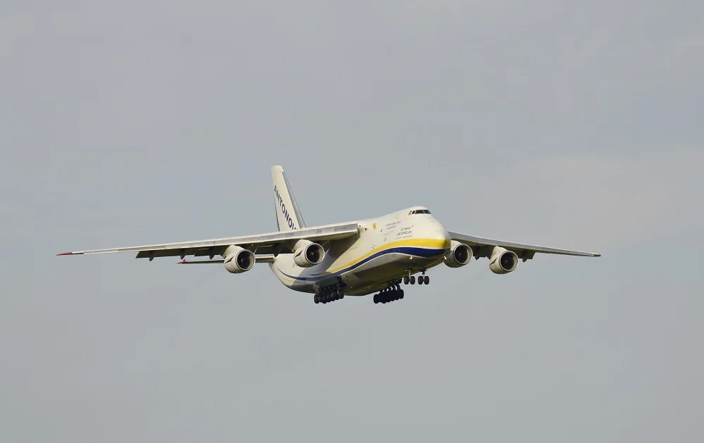 Gigant wylądował na lubelskim lotnisku. To Antonow An-124 Rusłan [ZDJĘCIA]