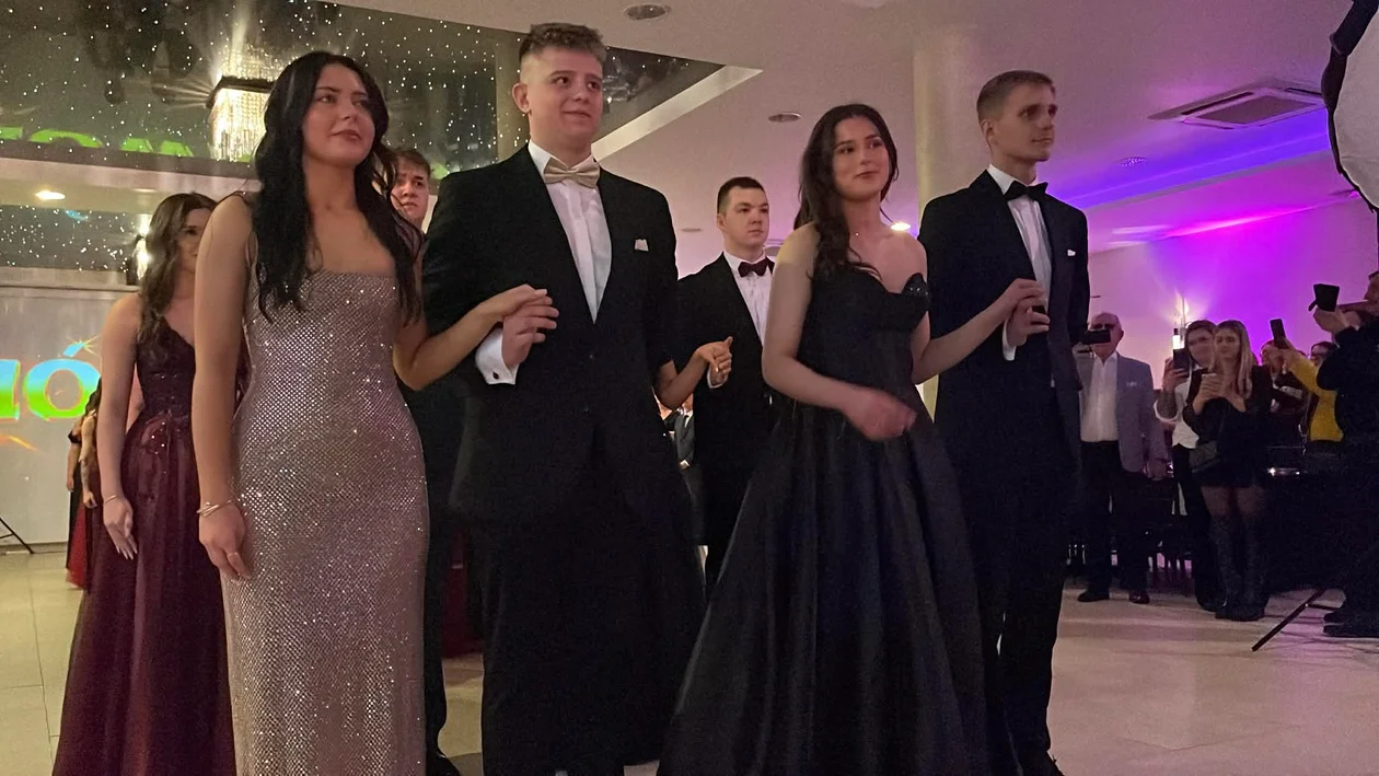 Sto dni do egzaminów. Studniówka Zespołu Szkół im. Kajetana Hrabiego Kickiego w Sobieszynie (zdjęcia, video) - Zdjęcie główne