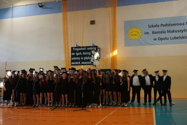 Opole Lubelskie: Osiem lat minęło jak jeden dzień. Absolwenci „Jedynki” gotowi na nowe wyzwania (foto, video) - Zdjęcie główne