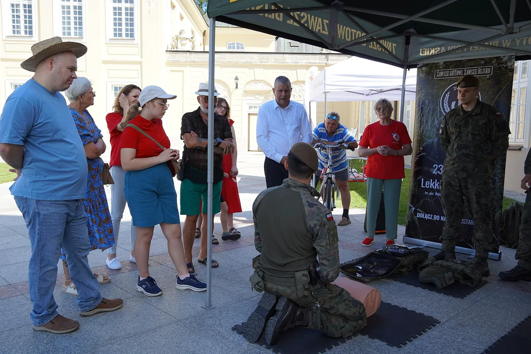 Uczyli się ratować życie. Trening pierwszej pomocy na dziedzińcu Pałacu Potockich - Zdjęcie główne