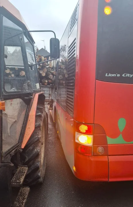 Powiat puławski: Nietypowa kolizja. Zderzyły się ciągnik i autobus