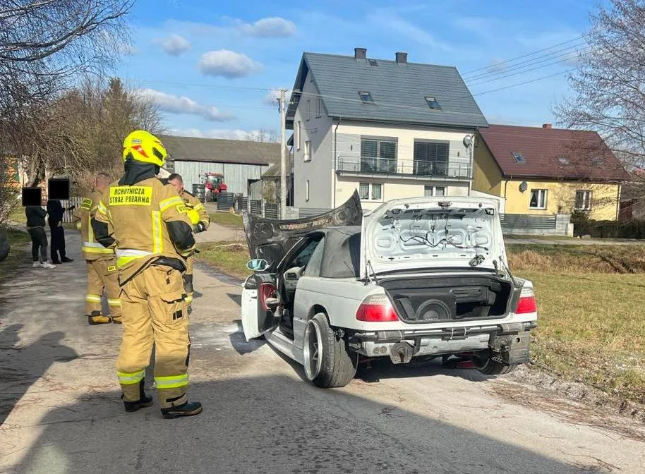 Pożar BMW na drodze - Zdjęcie główne