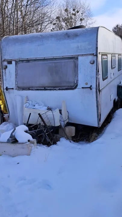 Lubelskie: Mieszkali w przyczepie bez ciepła i jedzenia. Trafili do szpitala - Zdjęcie główne