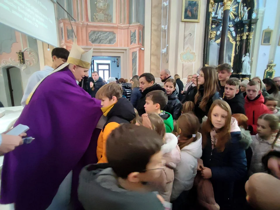 Dzieci z rodzicami modliły się podczas mszy św. z udziałem Bpa Grzegorza Suchodolskiego. Błogosławieństwo przez nałożenie rąk