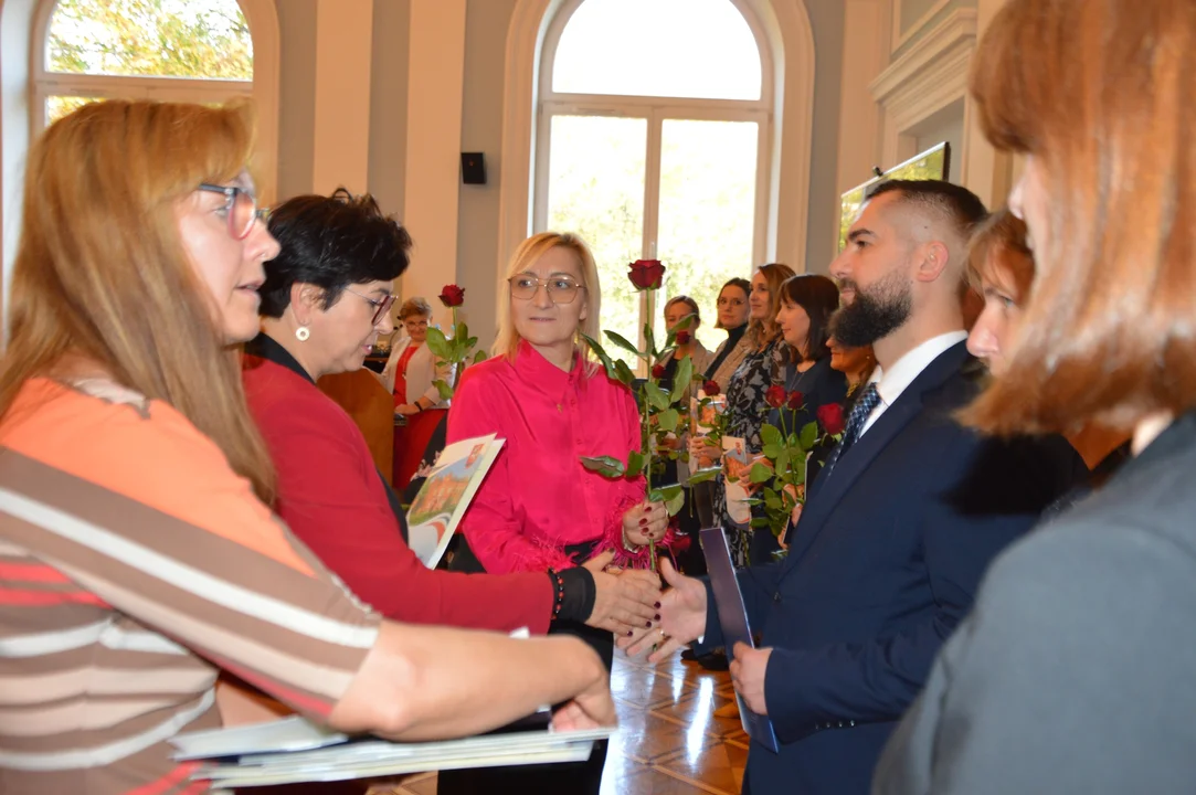 Nagrody i awanse na Dzień Nauczyciel w Starostwie Powiatowym w Puławach