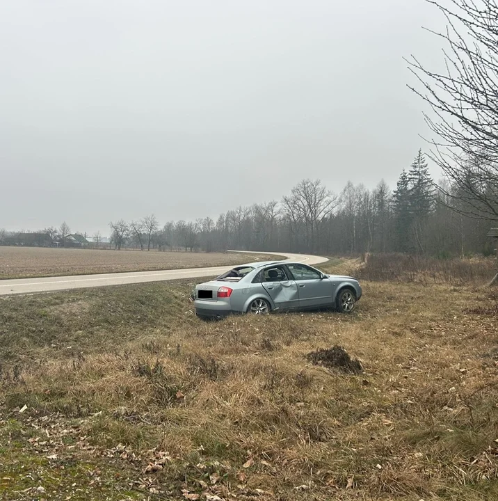 Powiat bialski: Policjant na wolnym zauważył auto w rowie. Obok nietrzeźwy 28-latek
