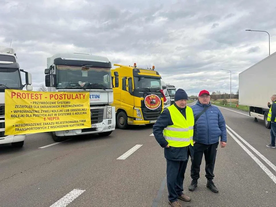 Łukowscy transportowcy protestują na granicy polsko- ukraińskiej razem z przewoźnikami z innych miast i regionów