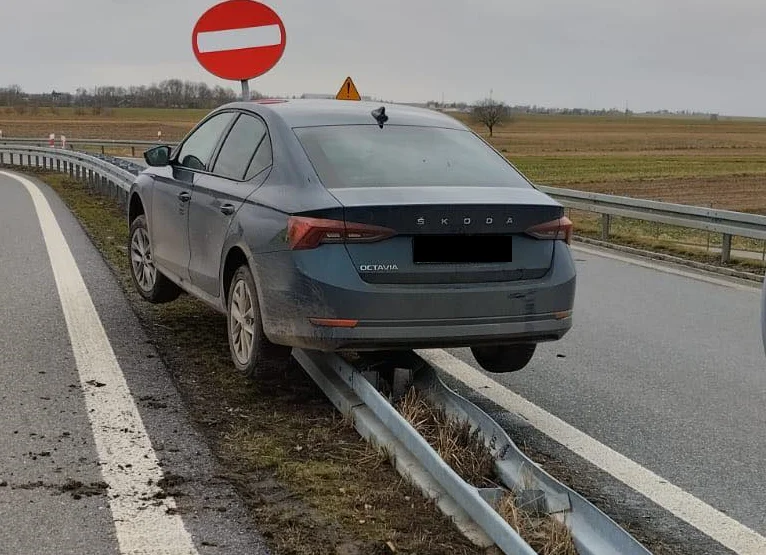 Samochód wjechał w barierki i na nich zawisł. Za kółkiem siedział mieszkaniec Lublina - Zdjęcie główne