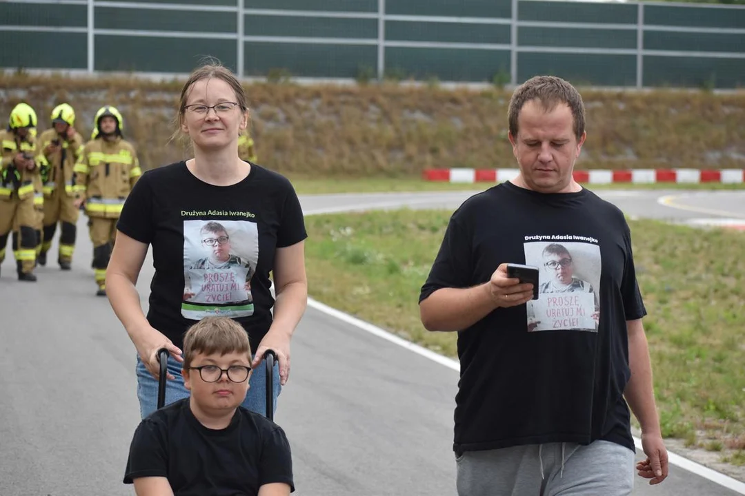 Trwa wyjątkowa akcja na Autodromie Biłgoraj. Kręcą 10 000 kilometrów dla Adasia (foto) - Zdjęcie główne