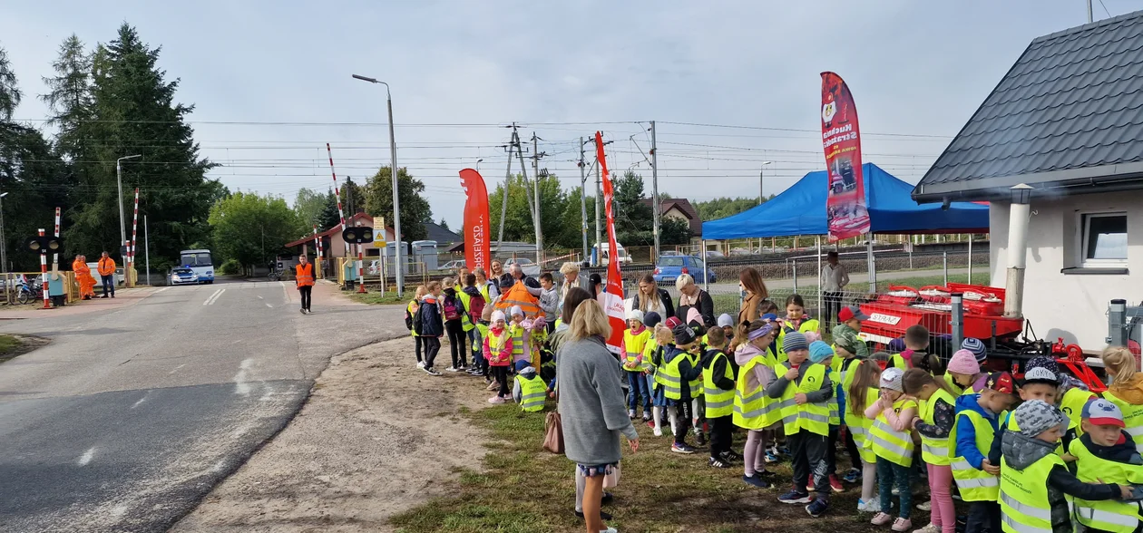 Powiat siedlecki: Promowali bezpieczeństwo na przejazdach kolejowych. Była m.in. symulacja ratownicza