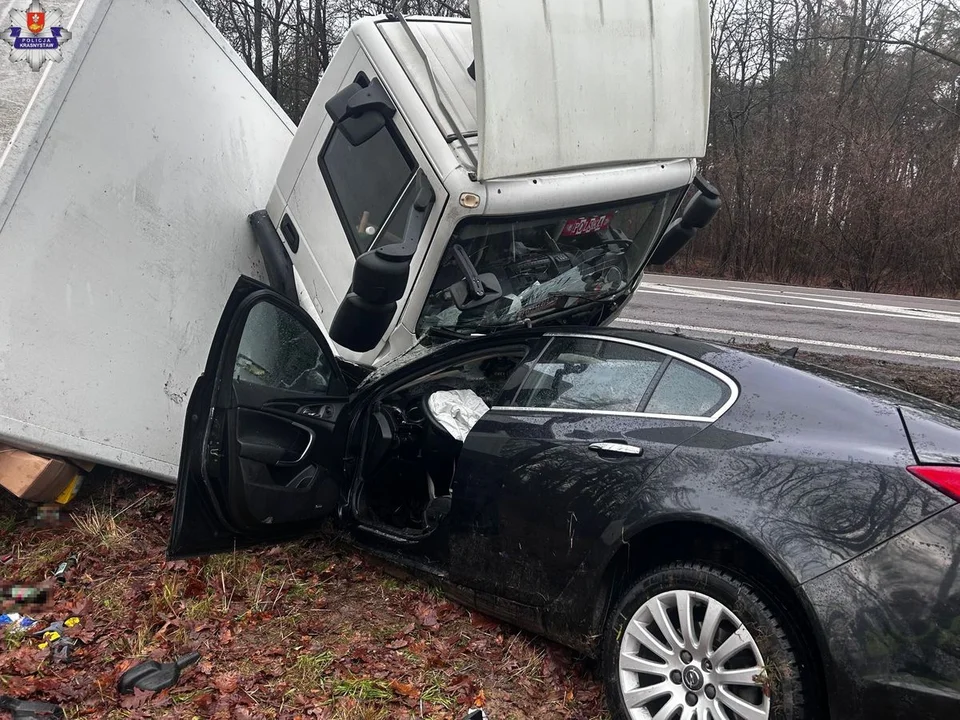 Lubelskie: Czołówka osobówki i ciężarówki na krajowej 17-stce. 2 osoby w ciężkim stanie