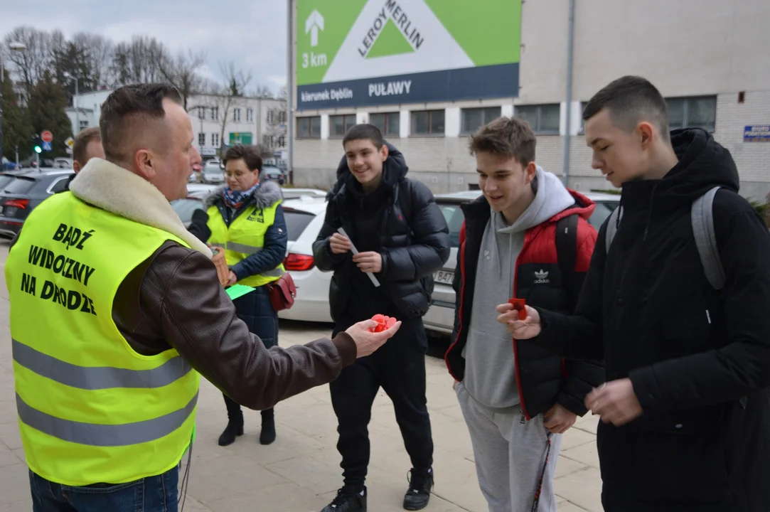 Akcja rozdawania odblasków w Puławach