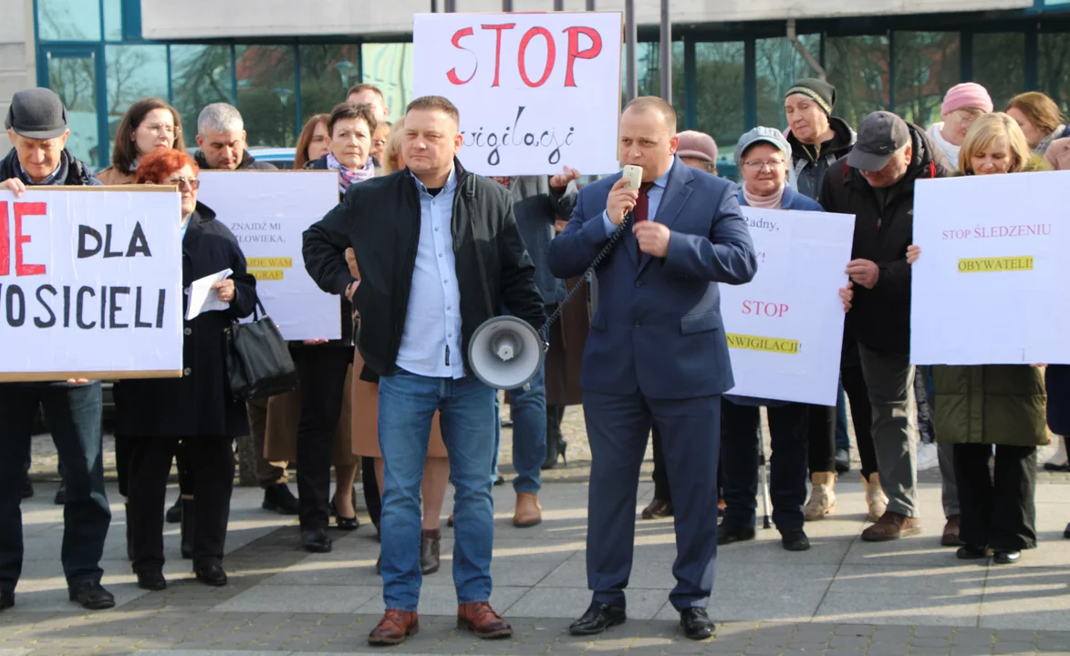 Lubartów: protest w obronie radnego śledzonego przez detektywów (zdjęcia) - Zdjęcie główne