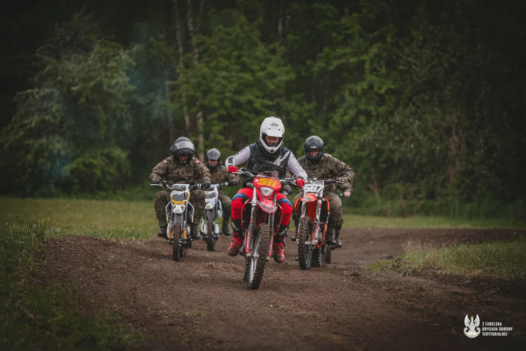 Jazda po trudnym terenie i przeszkody. Lubelscy terytorialsi szkolą się na motocyklach