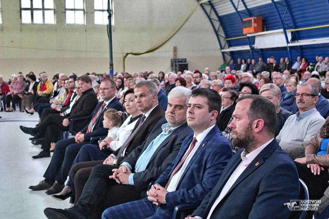 ŁUKÓW Reprezentacyjny Zespół Artystyczny Wojska Polskiego wystąpił w „Jedynce”.Pieśni i piosenki wojskowe.