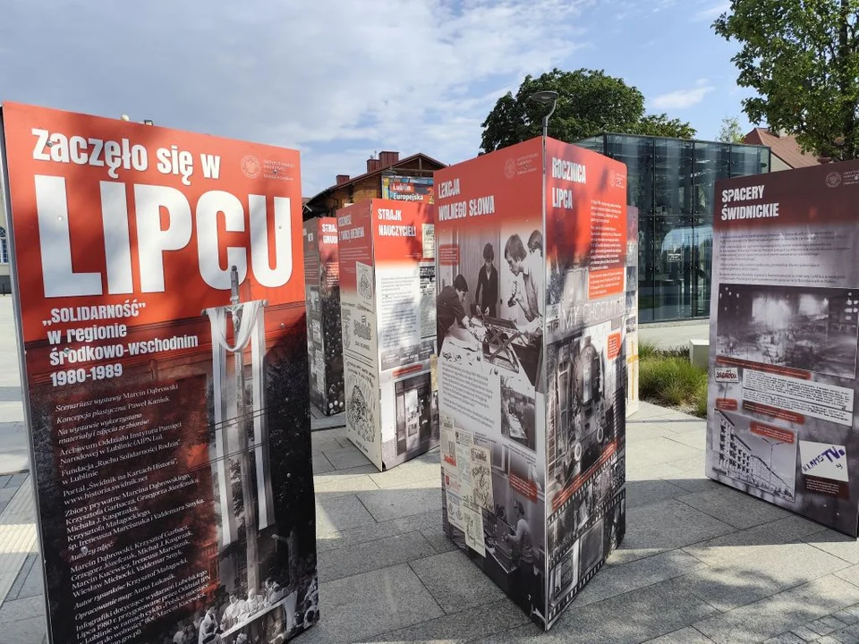 Widoczna dla każdego, kto przybywa do miasta. Ważna wystawa odsłonięta w centralnym punkcie Lublina - Zdjęcie główne