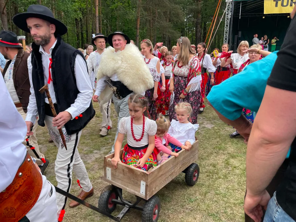 Tak wyglądała góralska parada w gminie Biłgoraj. Teraz czas na turniejowe konkurencje (foto) - Zdjęcie główne