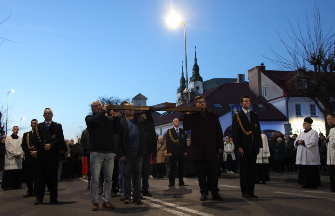 Tysiące wiernych na ulicach. Droga Krzyżowa w Lubartowie (zdjęcia) - Zdjęcie główne