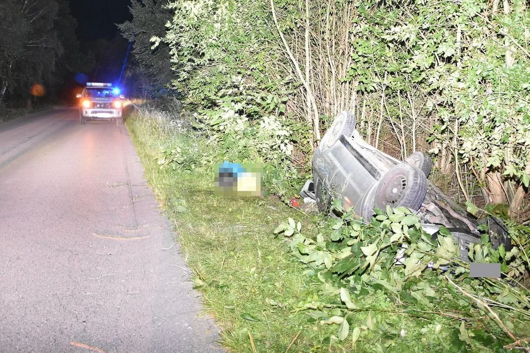 Powiat bialski: Próbowała ominąć sarnę. Auto dachowało, 2 osoby w szpitalu