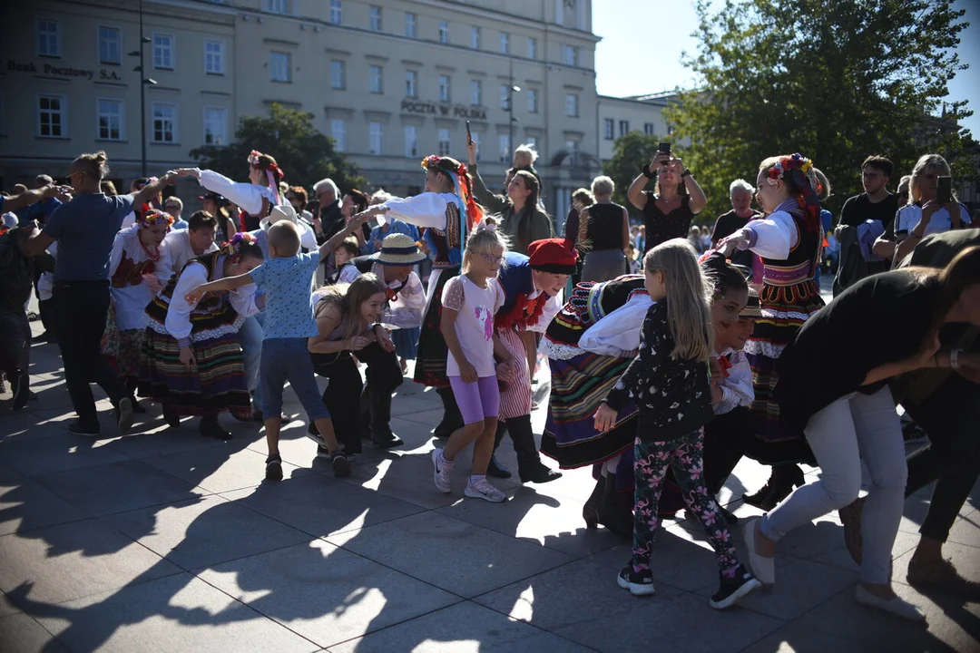 Kaniorowcy zatańczyli z mieszkańcami Lublina. Tańce ludowe na placu Litewskim [ZDJĘCIA] - Zdjęcie główne