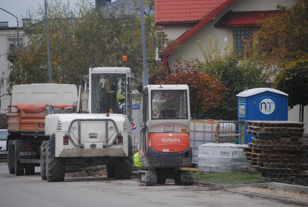 Przy ul. Kraszewskiego w Opolu Lubelskim trwa budowa nowych miejsc postojowych